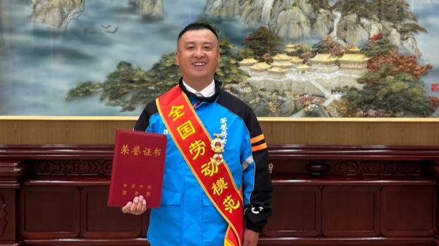 上海一外卖骑手当选全国劳模 平凡岗位闪耀光芒