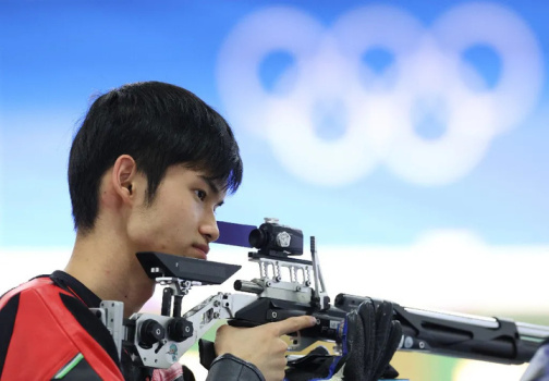 干饭哥晒全国先进工作者荣誉证书 射击场上的荣耀之路