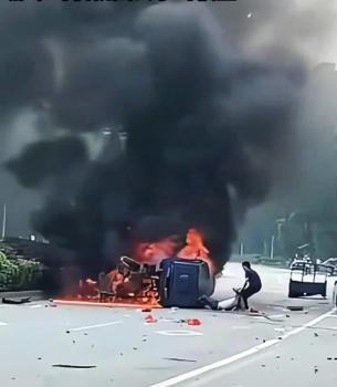 小車追尾起火 陌生男子上前幫忙 爆炸中徒手救人
