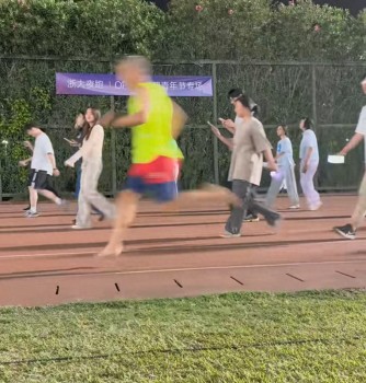 6旬大爺光腳夜跑一路領(lǐng)先00后大學(xué)生 真青年來了,！