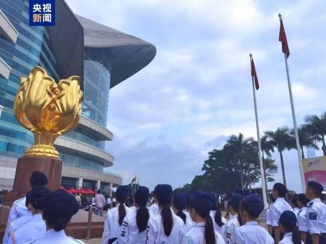 香港金紫荊廣場舉行五四升旗禮 培養(yǎng)青少年愛國情懷