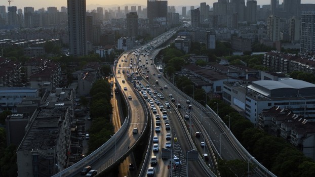 各地迎來“五一”假期返程高峰 車流人流激增
