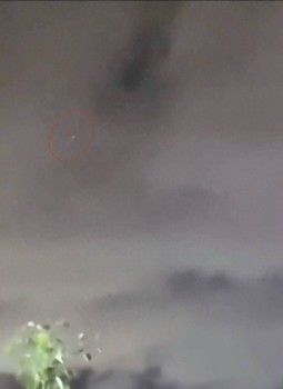 夜空出現(xiàn)條狀不明飛行物,？專家解讀 風雨中的漂浮物現(xiàn)象