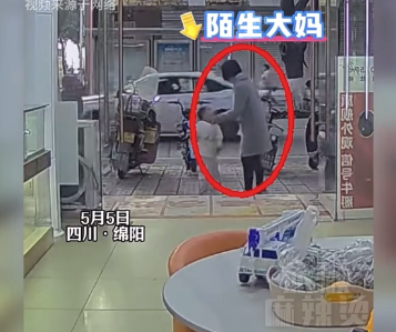 店門口驚魂30秒,！陌生大媽強拽娃 孩子神反應躺地