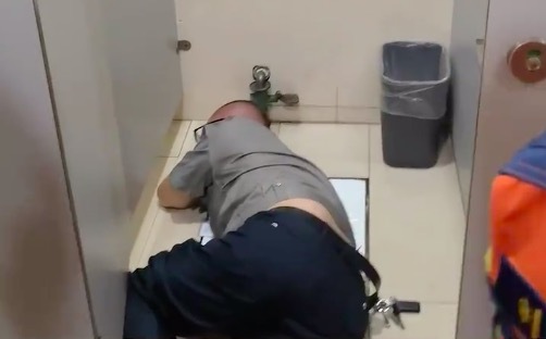 保安對講機掉蹲便器伸手撈被卡，同事報警解圍