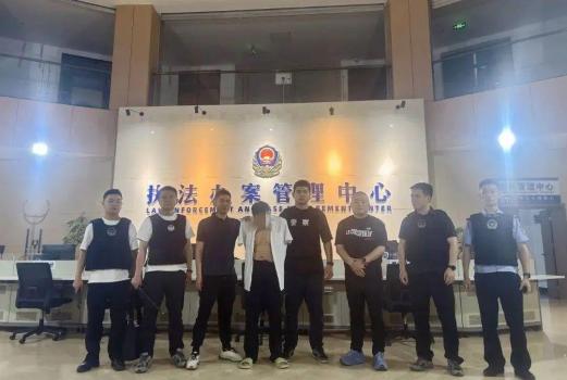 男子涉嫌殺人潛逃 警方破門(mén)將其抓獲 情感糾紛釀悲劇