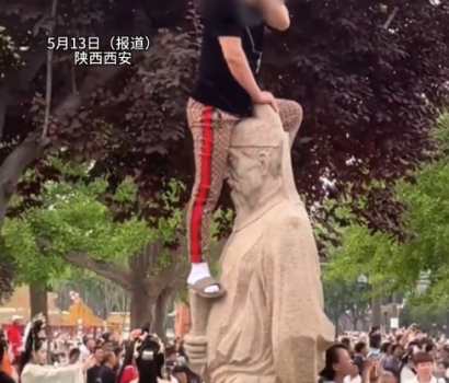 游客為看演出拍照爬上景區(qū)雕像 景區(qū)回應(yīng)：安保人員看到會(huì)進(jìn)行制止