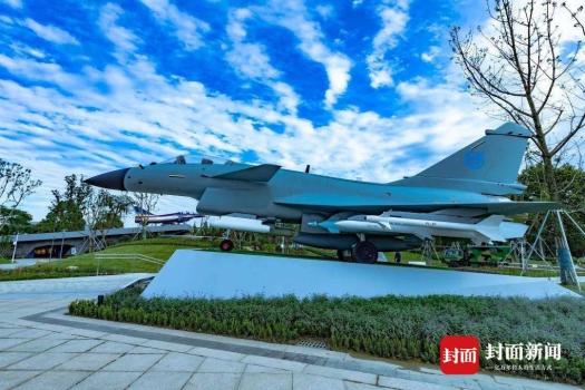 成飞公园歼-10C引万人打卡 歼10C成为公园“顶流”