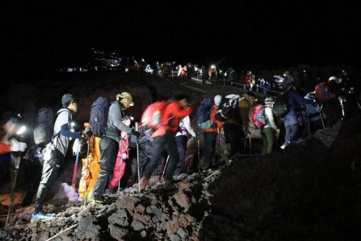 兩名中國大學(xué)生登富士山遇險(xiǎn) 自行下山平安無事