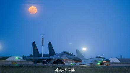 戰(zhàn)鷹和月亮同框上演硬核浪漫 錘煉官兵技戰(zhàn)術(shù)水平