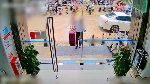 女子取500萬想快遞給網(wǎng)戀男友被勸阻 警方及時(shí)阻止騙局
