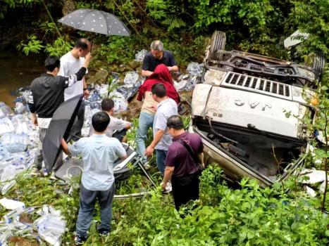 貨車側(cè)翻教師們冒雨救援 師生合力救助傷者
