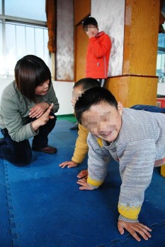 兒子考36分回家給媽媽磕頭 一場哭笑不得的“悲喜劇”