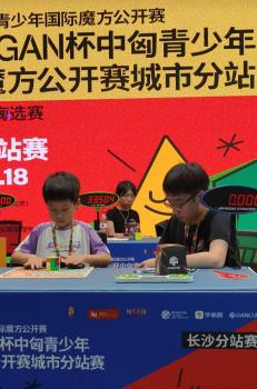 6岁魔方比赛冠军因亲姐开蒙 姐姐启蒙成就小天才