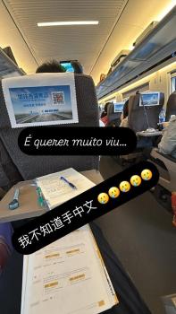 嫂子還得多練！塞鳥妻子高鐵上感慨中文太難：我不知道“手”中文 高鐵學(xué)中文挑戰(zhàn)大
