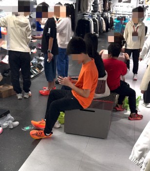 中小學(xué)生攀比起"體考神器"碳板鞋 校園內(nèi)的新潮流