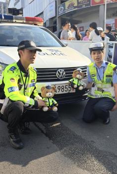 民警手拿向日葵迎接高考考生 祝金榜題名