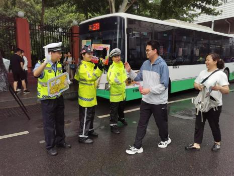 985博士211碩士交警給考生加油 夢想啟航