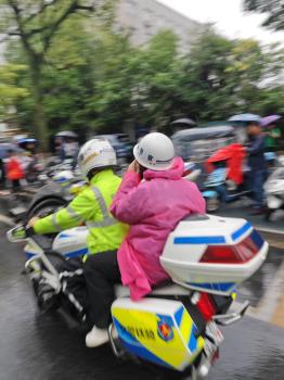 民警助走錯(cuò)考點(diǎn)考生火速轉(zhuǎn)場(chǎng) 鐵騎6分鐘送達(dá)