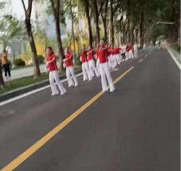 武漢大媽拉線封路跳廣場舞 當(dāng)?shù)鼗貞?yīng) 建議報警處理