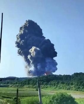 湖南烟花厂爆炸致9死26伤 雨水漫灌引发悲剧