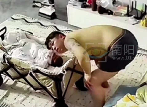 爸爸帶娃睡覺發(fā)現(xiàn)寶寶沒動(dòng)靜很慌張