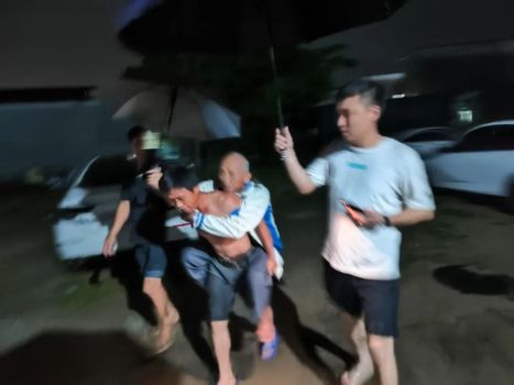 暴雨來襲 村干部連夜呼喊村民轉(zhuǎn)移 連續(xù)奮戰(zhàn)15小時(shí)