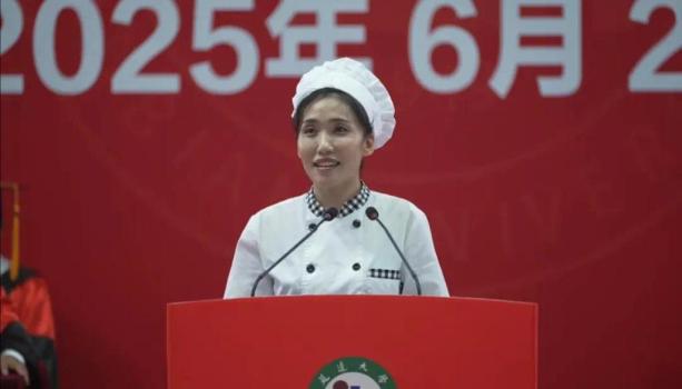 畢業(yè)典禮上食堂阿姨暖心叮囑 好好吃飯別湊合
