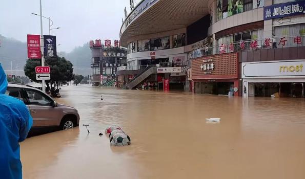 贵州榕江洪水致村超球场10分钟被淹 县城遭遇严重洪灾