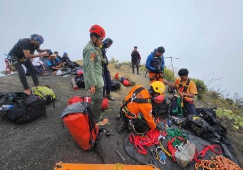 掉進印尼火山近四天女游客已死亡 救援艱難發(fā)現(xiàn)遺體