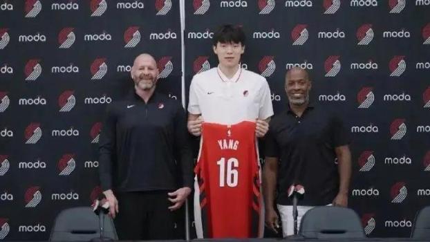 楊瀚森正式亮相開(kāi)拓者 穿16號(hào)戰(zhàn)袍 中國(guó)新星閃耀NBA