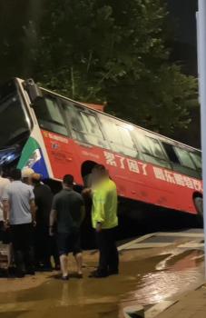 青島一路面塌陷有公交車陷入 無人員受傷