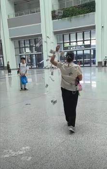高鐵站回應(yīng)女子拋撒大量5元紙幣 小面額紙幣被撿走未引發(fā)混亂
