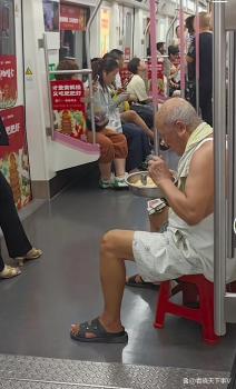 大爺自帶板凳在地鐵里蹭空調(diào)吃飯 公共場(chǎng)所秩序需共守