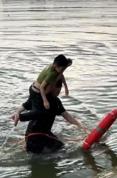 00后小伙一把救起落水兒童 單手托舉似超人