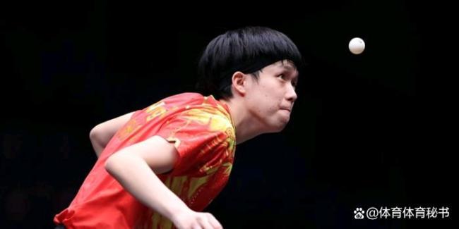 王楚欽獲勝后將球打給觀眾 展現(xiàn)體育精神