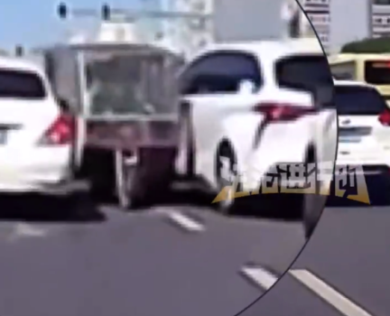 大爺逆行穿車流剮蹭旁車瀟灑離去 司機車流中狂追