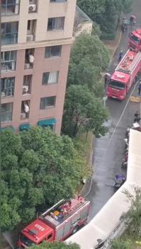 小区住户失火 消防员爬33层楼梯扑救 火灾调查进行中