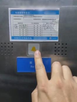 男子称被困高铁站电梯求救无人回应 监控中心被指无人值守