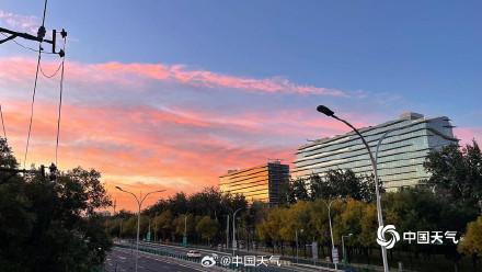 北京金粉朝霞绚丽迷人 天空披上柔美轻纱