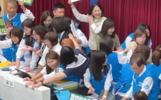 高雄市议会蓝绿民代爆发激烈冲突 市长离席引争议