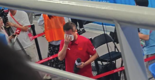 央视记者采访陈芋汐后泪流满面 同行记者给他递上纸巾擦泪