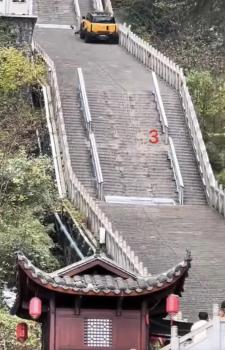 汽车攀爬天门山天梯撞倒护栏 挑战活动引发关注