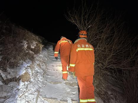 17岁少年孤身被困灵山，北京门头沟消防彻夜跋涉救援 低温中成功营救