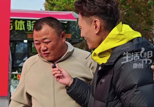 记者实地探访“苹果军训”摊 水果摆放和包装袋都很“讲究”