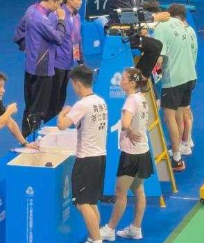 郑思维错穿黄雅琼球衣，全运会混双赛场引爆笑一幕！
