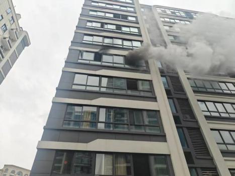 男子出门十几分钟家差点没了 充电器未拔引发火灾