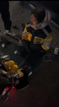 同行遭遇车祸 女骑手暖心相助 现场施救显真情