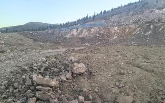 養(yǎng)牛場沒牛每天倒賣數(shù)十車礦石 無證開采亂象揭秘