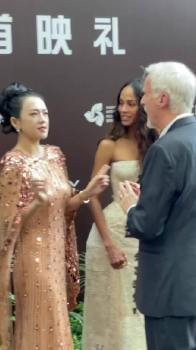 章子怡卡梅隆热聊 章子怡亮相阿凡达3首映礼